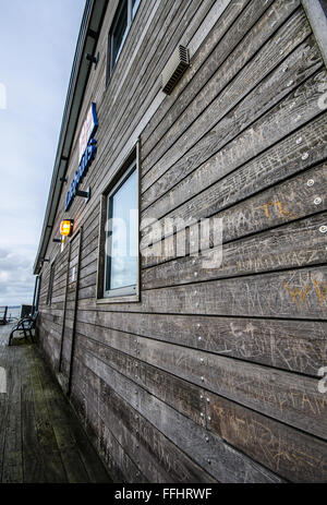 Il Southend Pier è un importante punto di riferimento a Southend. Alla fine c'è una stazione di salvataggio RNLI che ha attirato graffi di artisti di graffiti Foto Stock