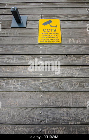 Il Southend Pier è un importante punto di riferimento a Southend. Alla fine c'è una stazione di salvataggio RNLI che ha attirato graffi di artisti di graffiti Foto Stock