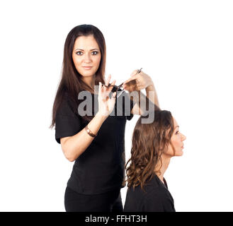 Bella donna ha il taglio di capelli al parrucchiere Foto Stock