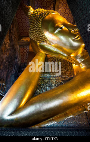 Il Buddha Reclinato, Wat Pho tempio, Rattanakosin Island, Bangkok, Thailandia. Wat Pho (il Tempio del Buddha Reclinato), o W Foto Stock
