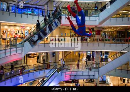 Centralworld mall. Bangkok. Thailandia. Un appeso Spider-Man figurina visualizzati a Bangkok shopping-mall. Per celebrare il launc Foto Stock