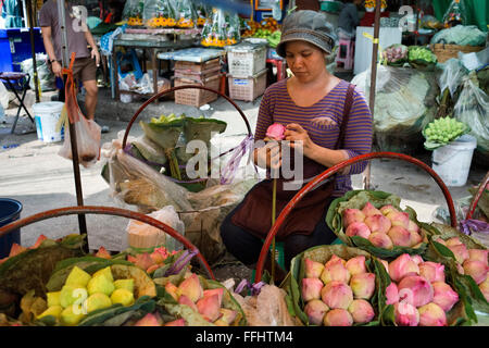 Donna venditore di fiori di loto in Pak Khlong Talat , Il mercato dei fiori , Bangkok , Thailandia. Pak Khlong Talat è un mercato a Bangkok, Foto Stock