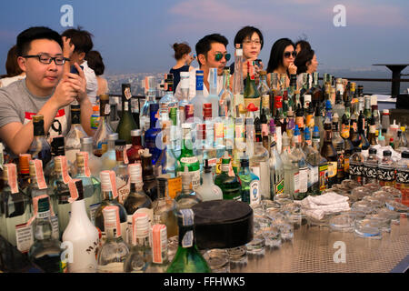 Un sacco di cocktail. Banyan Tree tetto Vertigo e Luna Bar, Ristorante, , Bangkok , Thailandia. Vista sulla città, bar Vertigo e Foto Stock