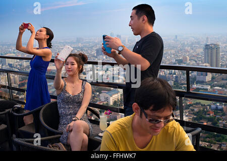 Popoli asiatici per scattare foto. Banyan Tree tetto Vertigo e Luna Bar, Ristorante, , Bangkok , Thailandia. Vista della città, Vertig Foto Stock