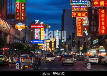 Visualizza in basso Thanon Yaowarat road a notte nel centro di quartiere Chinatown di Bangkok in Thailandia. Yaowarat e Phahurat è Bangkok il mu Foto Stock
