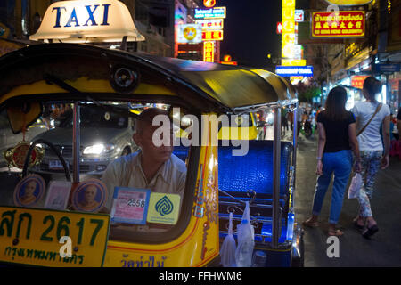 Un tuk tuk taxi in strada. Visualizza in basso Thanon Yaowarat road a notte nel centro di quartiere Chinatown di Bangkok in Thailandia. Yaowarat Foto Stock