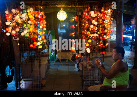 Lampade di colore venditore in Khao San Road. Bangkok. Khaosan Road o Khao San Road è una breve strada nella zona centrale di Bangkok, Tailandia. Ho Foto Stock