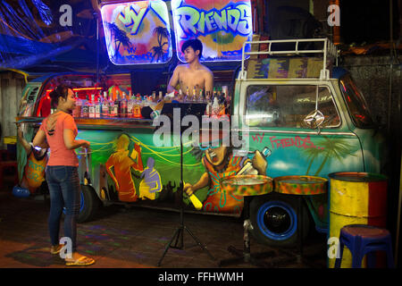 Un VW bus Volkswagen cocktail bar in Soi Rambuttri. Bangkok. Prendi una birra con ghiaccio o un cocktail presso uno dei pop-up bar e p Foto Stock