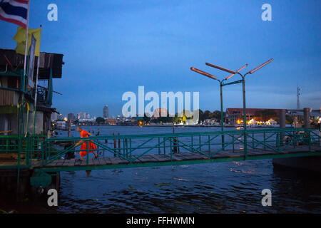 Giovane monaco in Chao Praya Express fermata della barca. Bangkok, battello pubblico, traghetto. Bangkok. Asia. Il fiume Chao Phraya rende grande un titolo Foto Stock