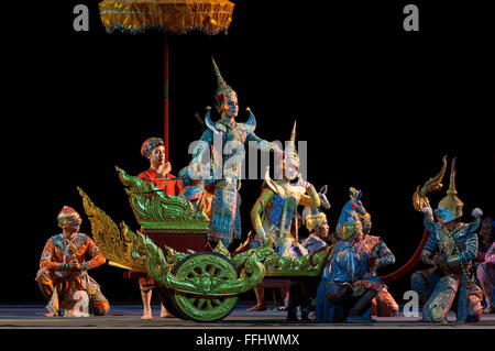 Danza classica Tailandese performance al Teatro Salachalermkrung a Bangkok, in Thailandia. Khon-Thai mascherato CLASSICO danza presso la Sala Foto Stock