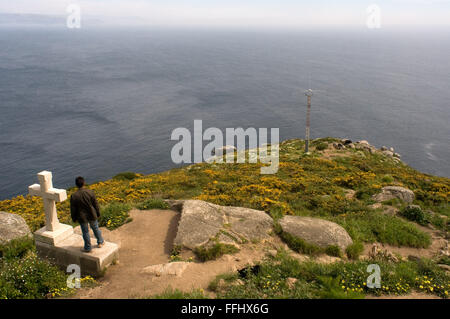 Modo di San Giacomo, Ruta Jacobea. Finis Terrae, Fisterre, Finisterre, A Coruña. Una croce di pietra sul retro del Faro de Finisterre. St. James's Way, St. James's percorso, St. James's Trail, itinerario di Santiago de Compostela o Cammino di Santiago Foto Stock