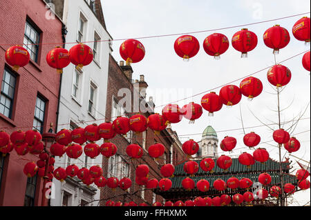 Londra, Regno Unito. Xiv Feb, 2016. Lanterne overhead durante il Nuovo Anno Cinese festival che avvengono intorno a Chinatown celebrando l Anno della Scimmia. Credito: Stephen Chung / Alamy Live News Foto Stock