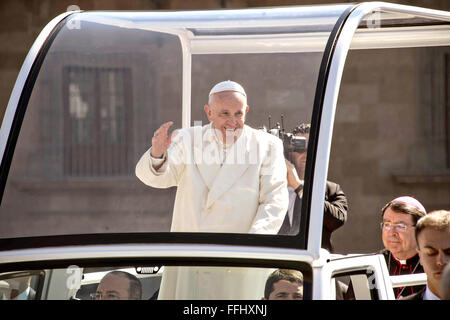 Città del Messico. Xiii Febbraio, 2016. Papa Francesco si diparte il palazzo nazionale nel suo popemobile sul modo di celebrare la Messa nella Basilica della Vergine di Guadalupe. Foto Stock