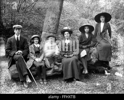 Famiglia vittoriana giornata fuori in campagna gran bretagna 1900 Foto Stock