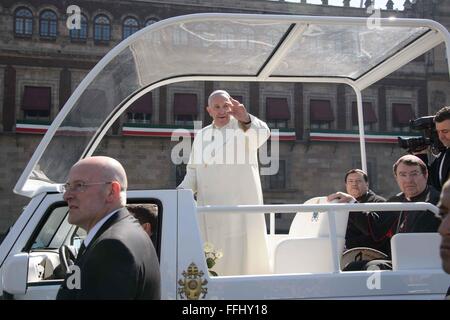 Città del Messico. Xiii Febbraio, 2016. Papa Francesco si diparte il palazzo nazionale nel suo popemobile sul modo di celebrare la Messa nella Basilica della Vergine di Guadalupe. Foto Stock