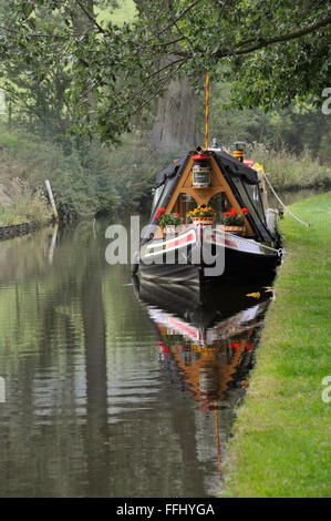 Vacanza in barca stretta ormeggiato sul Llangollen Canal in Galles, NEL REGNO UNITO. Foto Stock