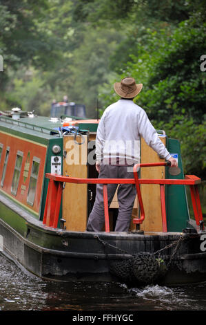 L'uomo la navigazione di una barca stretta sulla Llangollen Canal in Galles, NEL REGNO UNITO. Foto Stock