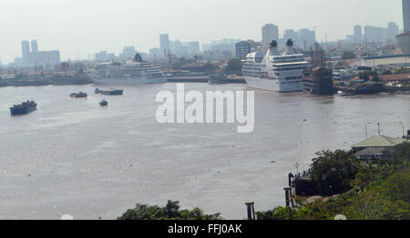 Il Viet Nam libera dal cinese circa 900annuncio, francese 1855-1955, e U SA fino a1975. Il Fiume Saigon come passa dal Rinascimento Foto Stock