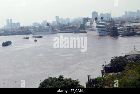 Il Viet Nam libera dal cinese circa 900annuncio, francese 1855-1955, e U SA fino a1975. Il Fiume Saigon come passa dal Rinascimento Foto Stock