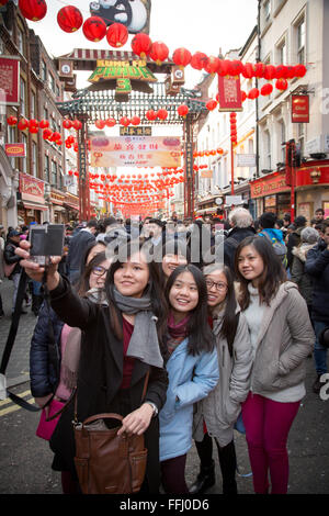 Londra, Regno Unito. Xiv Feb, 2016. Il Capodanno cinese 2016 a Londra essendo celebratedby ragazze cinesi tenendo selfie Credito: jim forrest/Alamy Live News Foto Stock