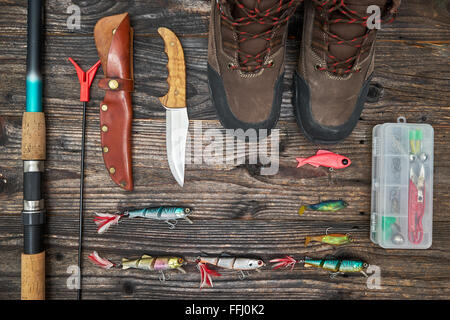 La pesca affronta e attrezzi di pesca su sfondo di legno, vista dall'alto Foto Stock