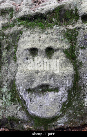 Scary le teste di pietra - sculture di roccia gigante delle teste scolpite nelle rocce di arenaria Foto Stock