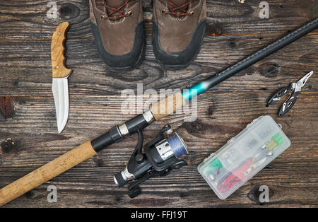 La pesca affronta e attrezzi di pesca su sfondo di legno, vista dall'alto Foto Stock