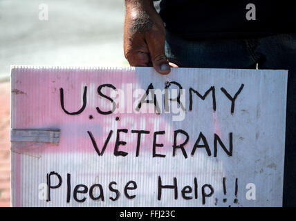 Raymond Anthony Capla, un esercito di senza tetto veterano, panhandles sulle strade nella zona centrale di San Gabriel Valley Settembre 28, 2015 a Los Angeles, California. Foto Stock