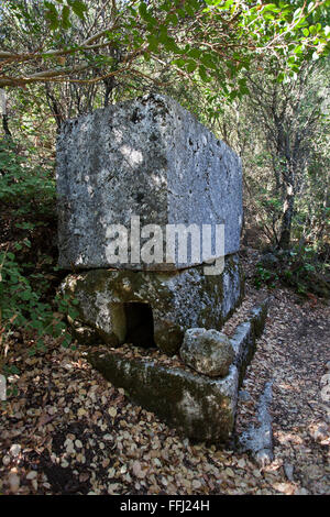 Via Licia passa alcune rovine a Phellos su Mt Fellon sopra il villaggio di Kas Antalya Turchia Foto Stock