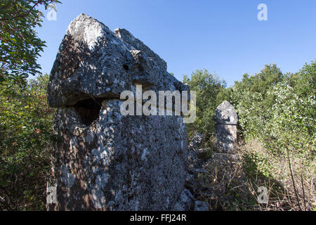 Via Licia passa alcune rovine a Phellos su Mt Fellon sopra il villaggio di Kas Antalya Turchia Foto Stock