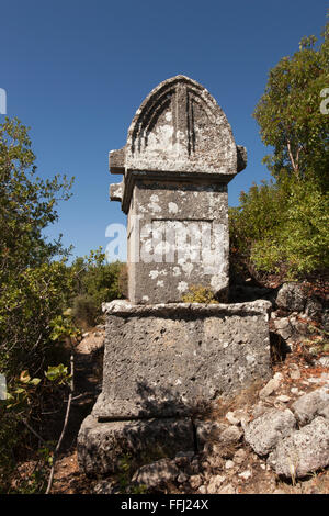 Via Licia passa alcune rovine a Phellos su Mt Fellon sopra il villaggio di Kas Antalya Turchia Foto Stock