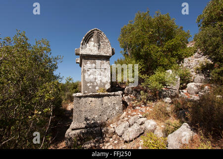 Via Licia passa alcune rovine a Phellos su Mt Fellon sopra il villaggio di Kas Antalya Turchia Foto Stock