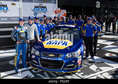 Daytona Beach, FL, Stati Uniti d'America. Xiv Feb, 2016. Daytona Beach, FL - Feb 14, 2016: Chase Elliott (24) conquista la pole award per la Daytona 500 al Daytona International Speedway di Daytona Beach, FL. Credito: csm/Alamy Live News Foto Stock