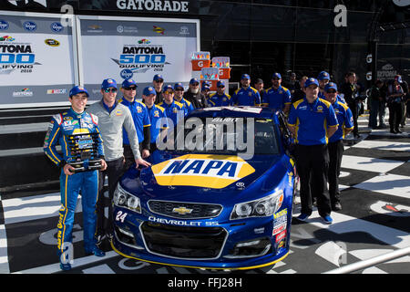Daytona Beach, FL, Stati Uniti d'America. Xiv Feb, 2016. Daytona Beach, FL - Feb 14, 2016: Chase Elliott (24) conquista la pole award per la Daytona 500 al Daytona International Speedway di Daytona Beach, FL. Credito: csm/Alamy Live News Foto Stock