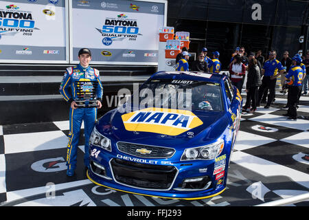 Daytona Beach, FL, Stati Uniti d'America. Xiv Feb, 2016. Daytona Beach, FL - Feb 14, 2016: Chase Elliott (24) conquista la pole award per la Daytona 500 al Daytona International Speedway di Daytona Beach, FL. Credito: csm/Alamy Live News Foto Stock