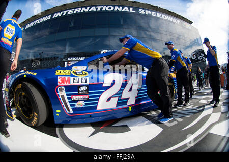 Daytona Beach, FL, Stati Uniti d'America. Xiv Feb, 2016. Daytona Beach, FL - Feb 14, 2016: Chase Elliott (24) conquista la pole award per la Daytona 500 al Daytona International Speedway di Daytona Beach, FL. Credito: csm/Alamy Live News Foto Stock