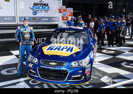 Daytona Beach, FL, Stati Uniti d'America. Xiv Feb, 2016. Daytona Beach, FL - Feb 14, 2016: Chase Elliott (24) conquista la pole award per la Daytona 500 al Daytona International Speedway di Daytona Beach, FL. Credito: csm/Alamy Live News Foto Stock