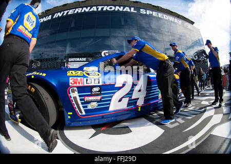 Daytona Beach, FL, Stati Uniti d'America. Xiv Feb, 2016. Daytona Beach, FL - Feb 14, 2016: Chase Elliott (24) conquista la pole award per la Daytona 500 al Daytona International Speedway di Daytona Beach, FL. Credito: csm/Alamy Live News Foto Stock