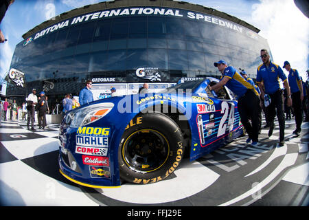 Daytona Beach, FL, Stati Uniti d'America. Xiv Feb, 2016. Daytona Beach, FL - Feb 14, 2016: Chase Elliott (24) conquista la pole award per la Daytona 500 al Daytona International Speedway di Daytona Beach, FL. Credito: csm/Alamy Live News Foto Stock
