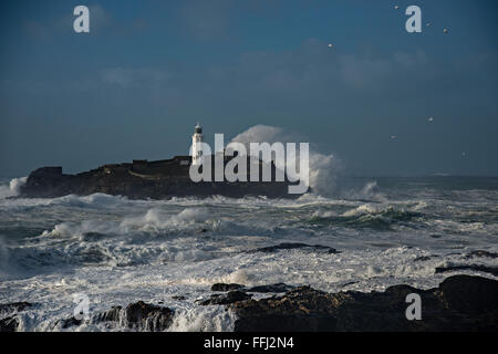 Godrevy Lighthouse, Godrevy point in St Ives Bay a nord della Cornovaglia costa atlantica. La foto è stata scattata durante la tempesta Imogen. Foto Stock