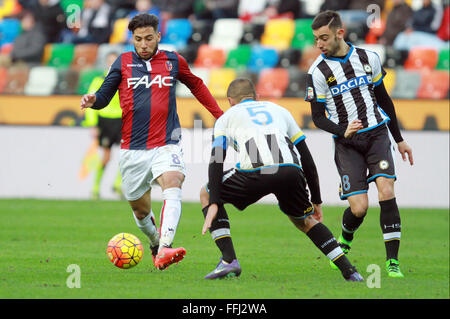 Udine, Italia. Xiv Feb, 2016. A Bologna al centrocampista Saphir Taider (L) vies Udinese il difensore Danilo Larangeira (C) e Udinese il centrocampista Fernandes Bruno Borges (R) durante il campionato italiano di una partita di calcio tra Udinese Calcio v Bologna FC. Bologna batte Udinese 0-1 nel Campionato Italiano di una partita di calcio. © Andrea Spinelli/Pacific Press/Alamy Live News Foto Stock