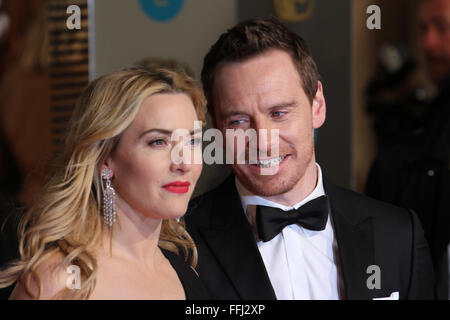 Londra, Regno Unito. 14 Febbraio, 2016. Kate Winslet e Michael Fassbender assiste l'EE British Academy of Film and Television Arts (BAFTA) presso la Royal Opera House di Londra. Credito: David mbiyu/Alamy Live News Foto Stock