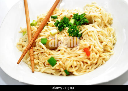 Tagliatelle Thai con verdure e bastoncini Foto Stock