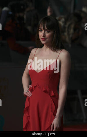 Londra, Regno Unito. 14 Febbraio, 2016. Dakota Johnson assiste l'EE Bafta British Academy Film Awards presso la Royal Opera House on Feb. Foto Stock