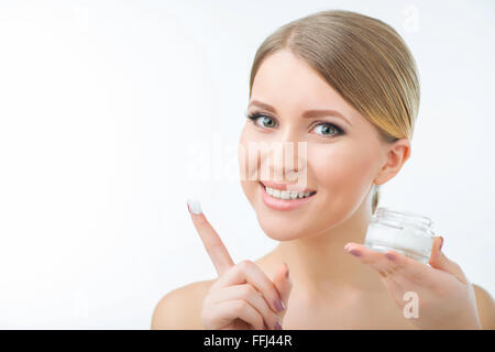 Bella donna azienda crema per il viso Foto Stock