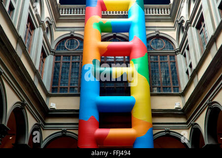 Installazione di una scala gonfiabile colorata nel cortile interno del Palazzo Strozzi, edificio in stile rinascimentale. Firenze, Italia, Europa Foto Stock