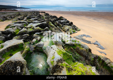 Sun la riflessione in una roccia piscina sulla spiaggia Fanore in The Burren regione, County Clare, Irlanda Foto Stock