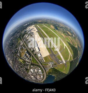 Vista aerea, l'aeroporto di Duesseldorf piste 23L e 23R in pista, obiettivo fisheye, fisheye, anticipo, fisheye shot, obiettivo fisheye, Foto Stock