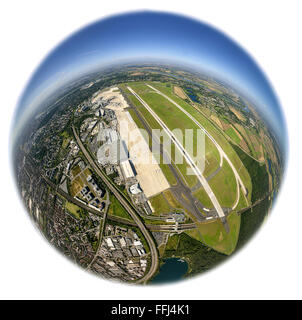 Vista aerea, l'aeroporto di Duesseldorf piste 23L e 23R in pista, obiettivo fisheye, fisheye, anticipo, fisheye shot, obiettivo fisheye, Foto Stock