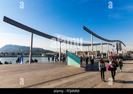 La gente che camminava sulla Rambla de Mar bridge. Un passaggio pedonale, Rambla de Mar, collega la Rambla al Port Vell di Barcellona, Spagna Foto Stock